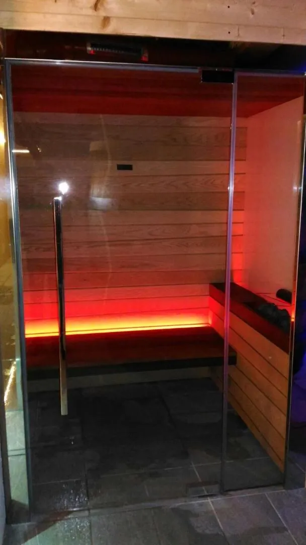 Coppia che si rilassa in sauna nella spa dell'hotel